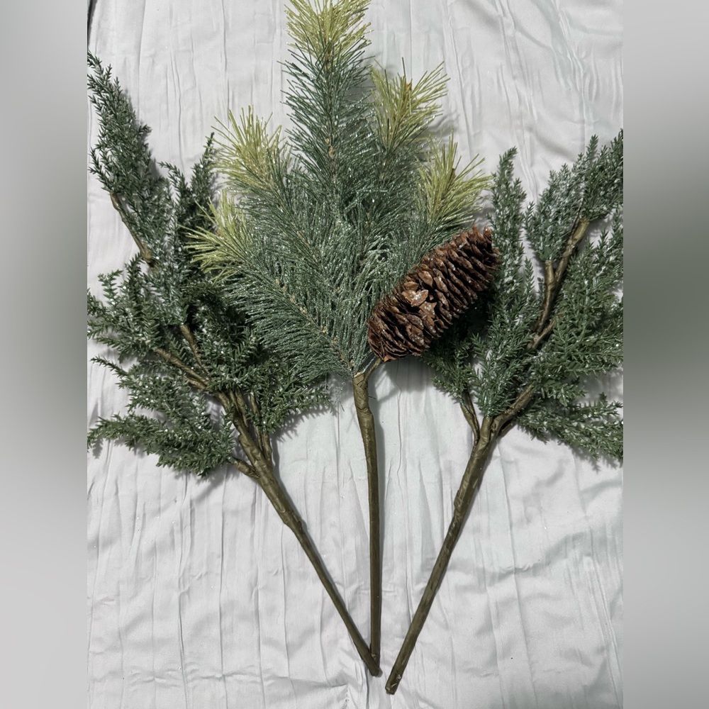 Green Pine Holiday Branches with Pinecone 🌲